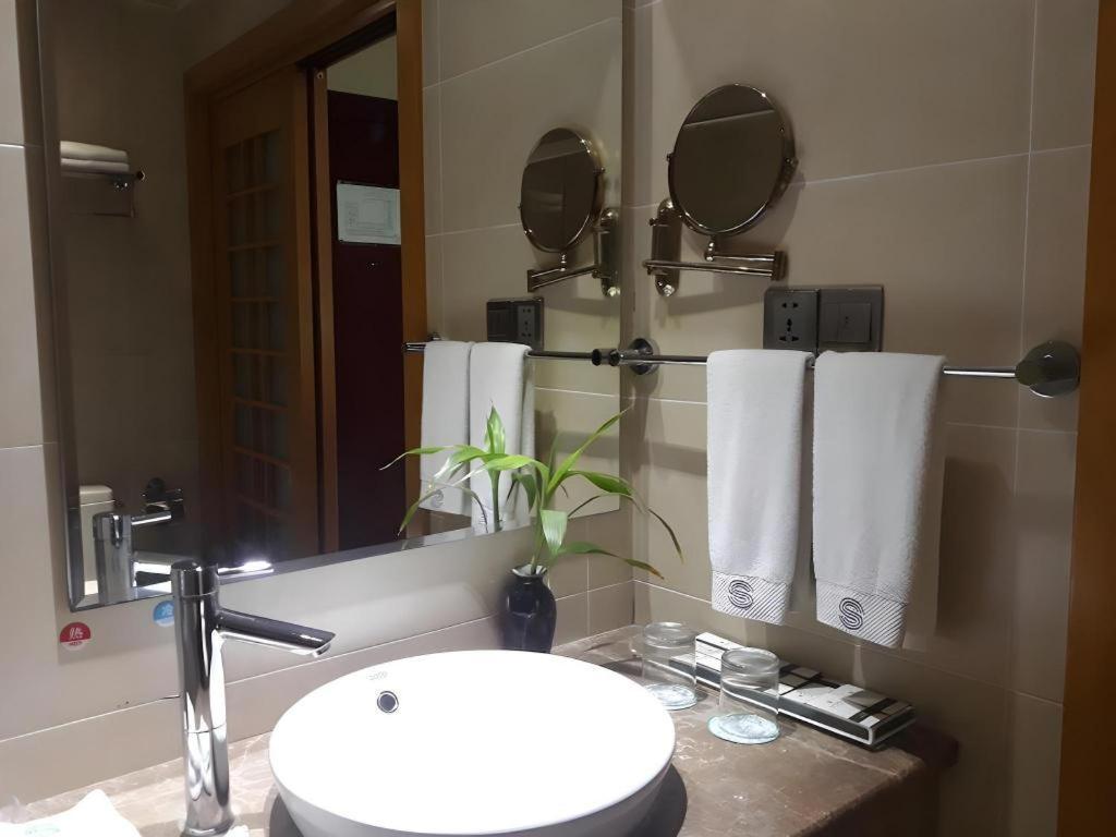 San Jiang Grand Hotel Виентиане Екстериор снимка