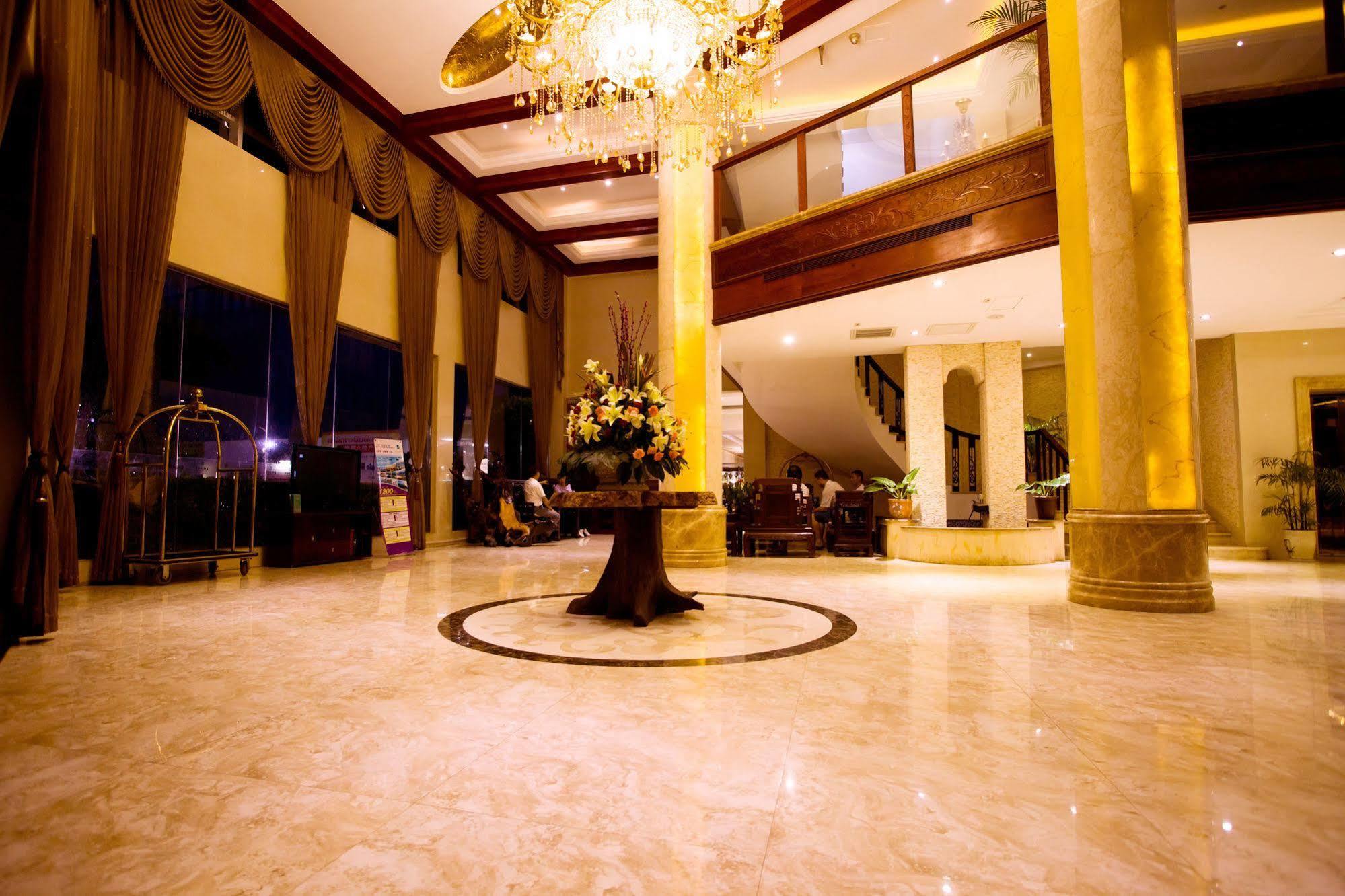 Sanjiang Grand Hotel Виентиане Екстериор снимка