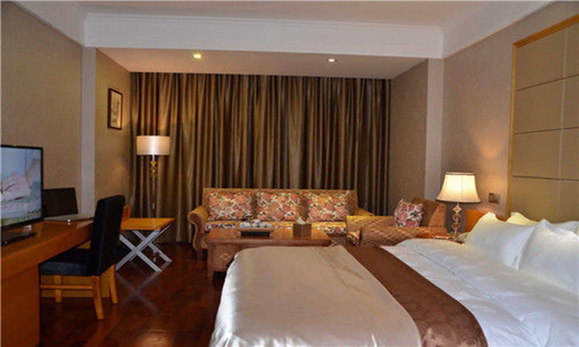 Sanjiang Grand Hotel Виентиане Екстериор снимка